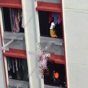シンガポールHDBの洗濯竿で危機一髪！？運が良すぎるお爺ちゃんｗ