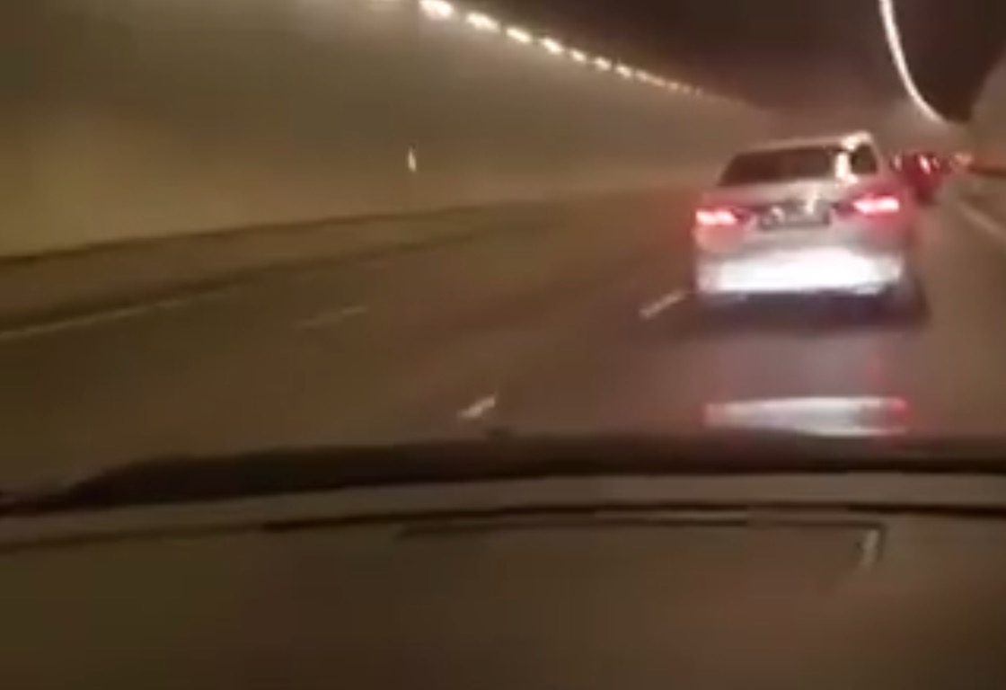 シンガポール高速道路KPEで車炎上なう！
