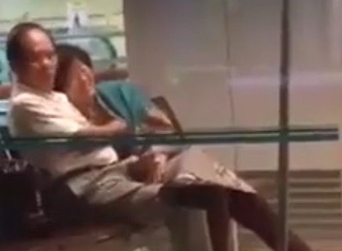 【シンガポール恋愛】 老夫婦がイチャイチャｗ とう言うか、モミモミｗ